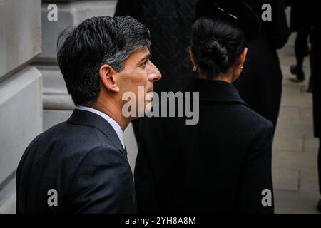 Downing Street, London, Großbritannien, 10. November 2024. Rishi Sunak, ehemaliger Premierminister des Vereinigten Königreichs, sieht nachdenklich aus, als er vom Cenotaph nach Downing Street zurückkehrt. Politiker, einschließlich ehemaliger Premierminister, werden auf dem Weg zur Gedenkfeier am Sonntag in Whitehall in Westminster durch die Downing Street spazieren sehen. Quelle: Imageplotter/Alamy Live News Stockfoto