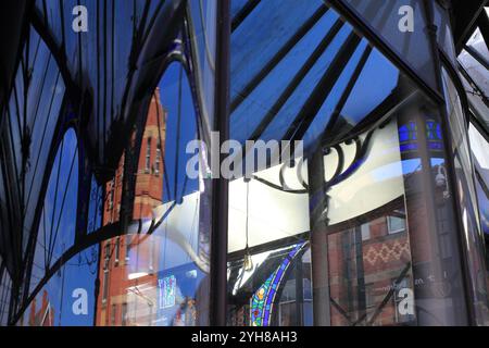 Reflexionen eines Baldachins in den Fenstern eines Restaurants in Colwyn Bay, North Wales. Stockfoto