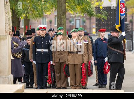 Manchester, Großbritannien. November 2024. Mitglieder der Öffentlichkeit schlossen sich an, um Militärveteranen, Militärangehörige, Polizei und Würdenträger beim Remembrance sunday Service, Cenotaph, St. Peter's Square, Manchester UK zu beobachten. Bild: Garyroberts/worldwidefeatures.com Credit: GaryRobertsphotography/Alamy Live News Stockfoto