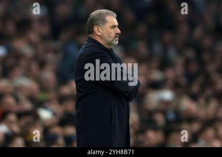 Tottenham Hotspur-Manager Ange Postecoglou beobachtet das Spiel der Premier League im Tottenham Hotspur Stadium in London. Bilddatum: Sonntag, 10. November 2024. Stockfoto