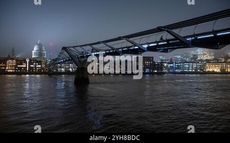 St Pauls Cathedral und die Millennium Footbridge, die die Themse vom Southbank aus überquert Stockfoto