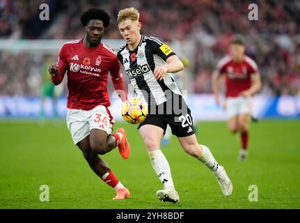 Lewis Hall von Newcastle United und Ola Aina von Nottingham Forest (links) kämpfen um den Ball während des Premier League-Spiels auf dem City Ground in Nottingham. Bilddatum: Sonntag, 10. November 2024. Stockfoto