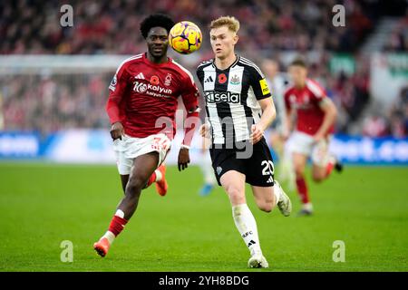 Lewis Hall von Newcastle United und Ola Aina von Nottingham Forest (links) kämpfen um den Ball während des Premier League-Spiels auf dem City Ground in Nottingham. Bilddatum: Sonntag, 10. November 2024. Stockfoto