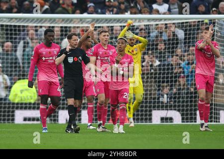 LONDON, UK - 10. November 2024: Spieler von Ipswich Town appellieren an Schiedsrichter Darren England für einen Handball während des Premier League Spiels zwischen Tottenham Hotspur FC und Ipswich Town FC im Tottenham Hotspur Stadium (Credit: Craig Mercer/ Alamy Live News) Stockfoto