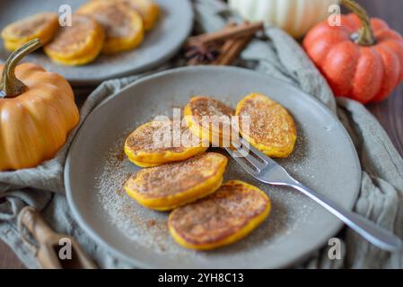 Ein Stapel Kürbis-Gewürzpfannkuchen Stockfoto