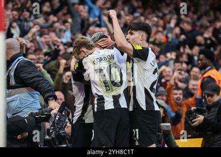 Joelinton aus Newcastle feiert sein Ziel, es 1-2 während des Premier League-Spiels Nottingham Forest gegen Newcastle United in City Ground, Nottingham, Vereinigtes Königreich, 10. November 2024 (Foto: Alfie Cosgrove/News Images) Stockfoto