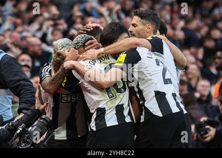 Joelinton aus Newcastle feiert sein Ziel, es 1-2 während des Premier League-Spiels Nottingham Forest gegen Newcastle United in City Ground, Nottingham, Vereinigtes Königreich, 10. November 2024 (Foto: Alfie Cosgrove/News Images) Stockfoto