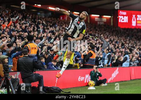 Joelinton aus Newcastle feiert sein Ziel, es 1-2 während des Premier League-Spiels Nottingham Forest gegen Newcastle United in City Ground, Nottingham, Vereinigtes Königreich, 10. November 2024 (Foto: Alfie Cosgrove/News Images) Stockfoto