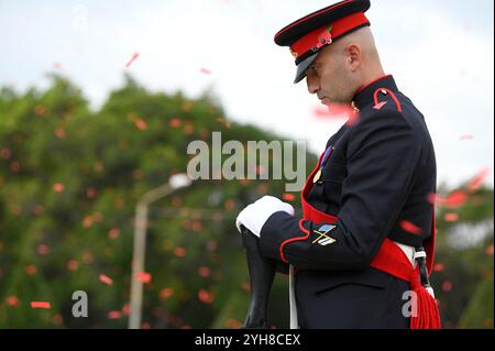 Floriana, Malta. November 2024. Ein Soldat wird während der Gedenkfeier am 10. November 2024 am Kriegsdenkmal in Floriana, Malta, gesehen. Malta bezeichnete den Gedenktag, um der Opfer zu gedenken, die ihr Leben während der beiden Weltkriege am Sonntag geopfert haben. Quelle: Jonathan Borg/Xinhua/Alamy Live News Stockfoto