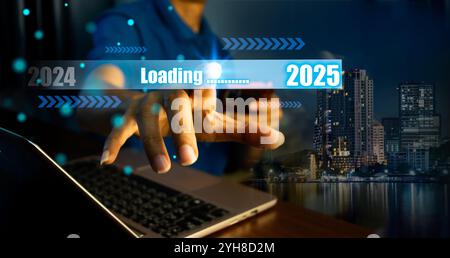 Beginn des neuen Jahres mit Ambition 2025 und Countdown Frohe weihnachten und ein frohes neues Jahr, Planungs- und Challenge-Strategie im neuen Jahr 2025-Konzept. Stockfoto