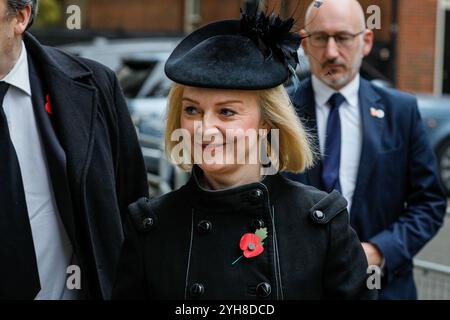 Downing Street, London, Großbritannien, 10. November 2024. Liz Truss, ehemaliger Premierminister des Vereinigten Königreichs und ehemaliger Führer der Konservativen Partei. Politiker, einschließlich ehemaliger Premierminister, werden auf dem Weg zur Gedenkfeier am Sonntag in Whitehall in Westminster durch die Downing Street spazieren sehen. Quelle: Imageplotter/Alamy Live News Stockfoto