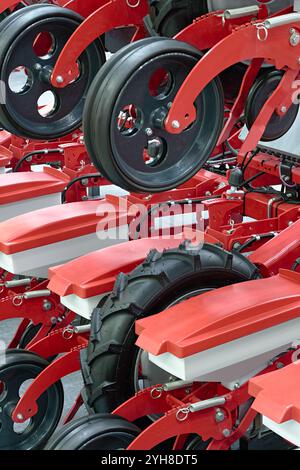 Moderne Sämaschine, Sämaschine, Nahaufnahme. Abstrakter landwirtschaftlicher Hintergrund. Stockfoto