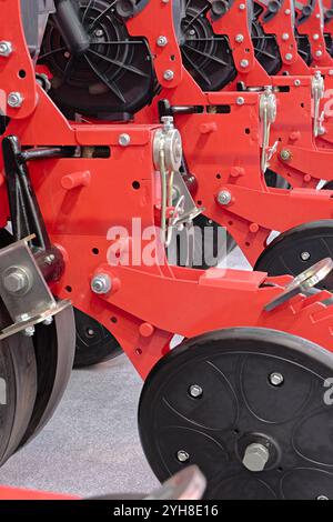 Moderne Sämaschine, Sämaschine, Nahaufnahme. Abstrakter landwirtschaftlicher Hintergrund. Stockfoto