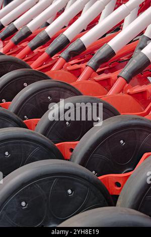 Moderne Sämaschine, Sämaschine, Nahaufnahme. Abstrakter landwirtschaftlicher Hintergrund. Stockfoto