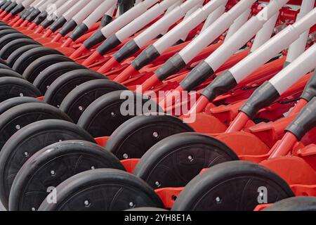 Moderne Sämaschine, Sämaschine, Nahaufnahme. Abstrakter landwirtschaftlicher Hintergrund. Stockfoto