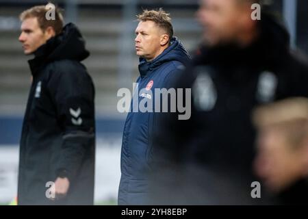 Dänemark. November 2024. AAB-Cheftrainer Menno van Dam während des 3F Superliga-Spiels zwischen Lyngby Boldklub und AAB im Lyngby Stadium am Sonntag, den 10. November 2024. (Foto: Mads Claus Rasmussen/Ritzau Scanpix) Credit: Ritzau/Alamy Live News Stockfoto