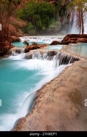 Kleine Wasserfälle, die aus türkisfarbenen Pools unterhalb der Havasu Falls im Grand Canyon sprudeln. Havasupai Reservation, Arizona Stockfoto