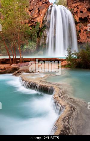 Havasu Falls ergießen sich über eine steile Klippe in türkisfarbene Pools unterhalb des Grand Canyon. Havasupai Reservation, Arizona Stockfoto