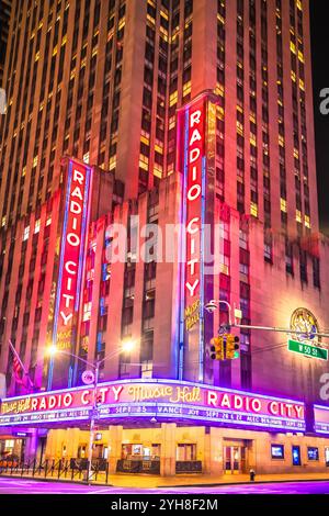 New York City, USA, 16. September 2024: Berühmte Radio City Hall in New York City Abendansicht. Berühmtes Wahrzeichen in der Stadt, das nie schläft. Veranstaltungsort. Stockfoto