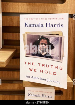 Kamala Harris Biografie, The Truths we Hold, zum Verkauf im Buchladen Stockfoto