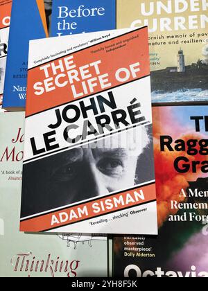 The Secret Life of John le Carré von Adam Sisman, zum Verkauf im örtlichen Buchladen Stockfoto