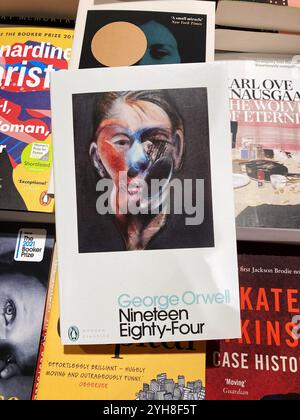 Neunzehn vierundachtzig von George Orwell, zum Verkauf im örtlichen Buchladen Stockfoto