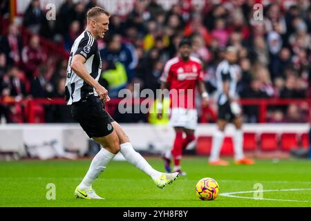 Nottingham, Großbritannien. November 2024. NOTTINGHAM, ENGLAND – 10. NOVEMBER: Dan Burn von Newcastle United FC lässt den Ball während des Premier League-Spiels zwischen Nottingham Forest FC und Newcastle United FC am 10. November 2024 in Nottingham, England, passieren. (Foto: Rene Nijhuis/MB Media) Credit: MB Media Solutions/Alamy Live News Stockfoto