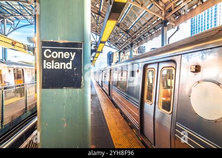 Coney Island in Brooklyn, New York City U-Bahn-Station, Bahnsteigblick, Transport in der größten Stadt der USA Stockfoto