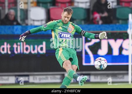 Silkeborg, Dänemark. November 2024. Nicolai Larsen (SIF 1), als Silkeborg am Sonntag, den 10. November 2024, im JYSK Park in Silkeborg, am Sonntag, den 10. November 2024, in der Superliga Randers FC trifft. (Foto: Claus Fisker/Ritzau Scanpix) Credit: Ritzau/Alamy Live News Stockfoto