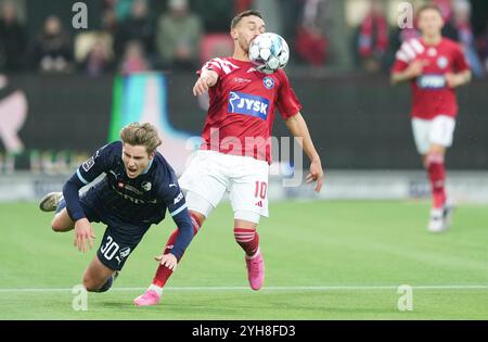 Silkeborg, Dänemark. November 2024. Mike Themsen (Randers 30) gegen Younes Bakiz (SIF 10), als Silkeborg am Sonntag, den 10. November 2024, im JYSK Park in Silkeborg in der Superliga auf Randers FC trifft. (Foto: Claus Fisker/Ritzau Scanpix) Credit: Ritzau/Alamy Live News Stockfoto