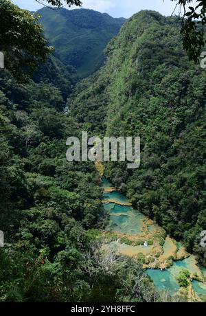 Aus der Vogelperspektive von Semuc Champey, einem Naturdenkmal in einem dicht bewaldeten Berg von Alta Verapaz, in der Nähe der Stadt Lanquin, Guatemala. Dieses n Stockfoto