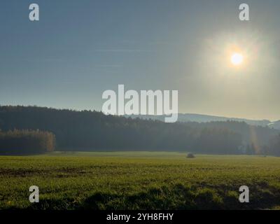 Blick auf das Erzgebirge am nebeligen Morgen mit Sonne und blauem Himmel Stockfoto