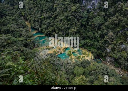 Aus der Vogelperspektive von Semuc Champey, einem Naturdenkmal in einem dicht bewaldeten Berg von Alta Verapaz, in der Nähe der Stadt Lanquin, Guatemala. Dieses n Stockfoto