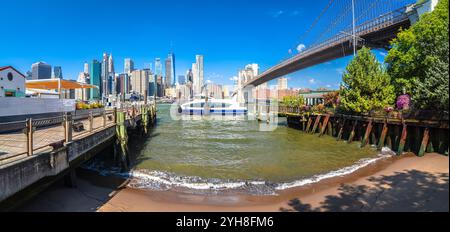 New York City Dumbo Fähre Pier und East River kleiner Strand unter Brooklyn Bridge, Vereinigte staaten von Amerika Stockfoto