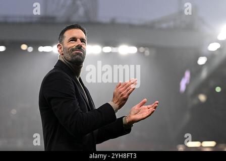 Manchester, Großbritannien. November 2024. Ruud Van Nistelrooy von Manchester United feiert während des Premier League-Spiels in Old Trafford, Manchester. Der Bildnachweis sollte lauten: Anna Gowthorpe/Sportimage Credit: Sportimage Ltd/Alamy Live News Stockfoto