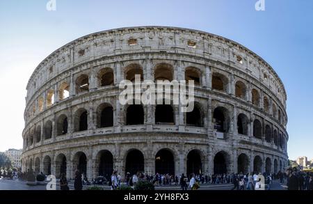 Rom, Italien - 1. November 2024: Panoramablick auf das römische Kolosseum, umgeben von Touristen. Dieses majestätische, ikonische Amphitheater ist eines der schönsten Amphitheater Roms Stockfoto