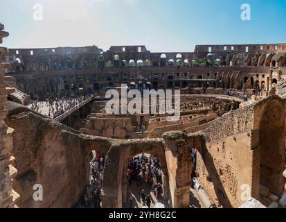 Rom, Italien - 1. November 2024: Zahlreiche Touristen besuchen das römische Kolosseum. Dieses majestätische, ikonische Amphitheater ist einer der beliebtesten Touristenattraktionen Roms Stockfoto