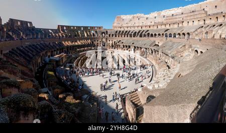 Rom, Italien - 1. November 2024: Zahlreiche Touristen besuchen das römische Kolosseum. Dieses majestätische, ikonische Amphitheater ist einer der beliebtesten Touristenattraktionen Roms Stockfoto