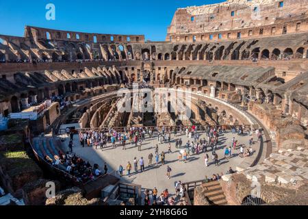 Rom, Italien - 1. November 2024: Zahlreiche Touristen besuchen das römische Kolosseum. Dieses majestätische, ikonische Amphitheater ist einer der beliebtesten Touristenattraktionen Roms Stockfoto