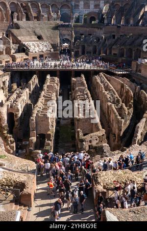 Rom, Italien - 1. November 2024: Zahlreiche Touristen besuchen das römische Kolosseum. Dieses majestätische, ikonische Amphitheater ist einer der beliebtesten Touristenattraktionen Roms Stockfoto