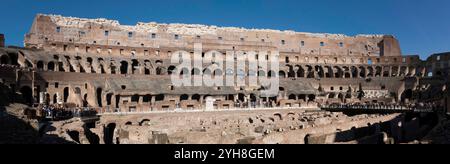 Rom, Italien - 1. November 2024: Zahlreiche Touristen besuchen das römische Kolosseum. Dieses majestätische, ikonische Amphitheater ist einer der beliebtesten Touristenattraktionen Roms Stockfoto