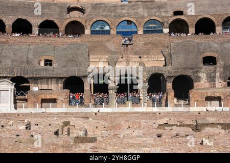 Rom, Italien - 1. November 2024: Zahlreiche Touristen besuchen das römische Kolosseum. Dieses majestätische, ikonische Amphitheater ist einer der beliebtesten Touristenattraktionen Roms Stockfoto