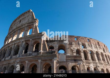 Rom, Italien - 1. November 2024: Architektonische Details des Äußeren des römischen Kolosseums. Dieses majestätische, ikonische Amphitheater ist eines der schönsten Amphitheater Roms Stockfoto