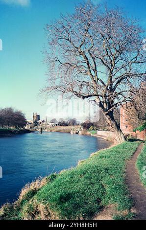 Der River Wye im Winter in Hereford, Herefordshire, Großbritannien, mit Victoria Bridge und Hereford Cathedral im Hintergrund Stockfoto