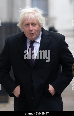 London, Großbritannien. November 2024. Der ehemalige Premierminister Boris Johnson kommt in der Downing Street an, um an einem Gedenkgottesdienst in Whitehall teilzunehmen, der den Beitrag der britischen und Commonwealth-Militär- und Zivilsoldaten und Frauen in den beiden Weltkriegen und im späteren Konflikt gedenkt. Quelle: Justin Ng/Alamy Live News. Stockfoto