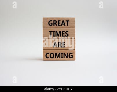 Große Zeiten werden bald Symbol. Concept Words tolle Zeiten kommen auf Holzblöcken. Schöner weißer Hintergrund. Das Geschäft und die großartigen Zeiten kommen Stockfoto