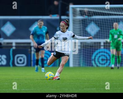 London, Großbritannien. November 2024. Neve Herron (30 Birmingham City) spielt den Ball beim Barclays Womens Championship Spiel zwischen London City Lionesses und Birmingham City in der Hayes Lane in Bromley, London, England am Sonntag, den 10. November 2024. (Claire Jeffrey/SPP) Credit: SPP Sport Press Photo. /Alamy Live News Stockfoto