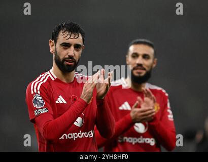 Manchester, Großbritannien. November 2024. Bruno Fernandes von Manchester United feiert während des Premier League-Spiels in Old Trafford, Manchester. Der Bildnachweis sollte lauten: Anna Gowthorpe/Sportimage Credit: Sportimage Ltd/Alamy Live News Stockfoto