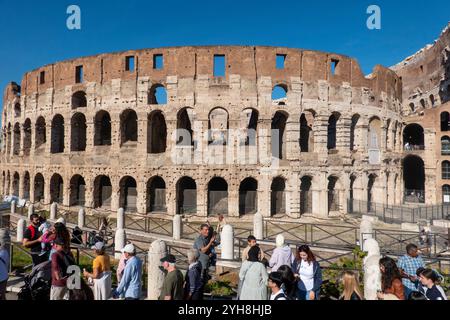 Rom, Italien - 3. November 2024: Panoramablick auf das römische Kolosseum, umgeben von Touristen. Dieses majestätische, ikonische Amphitheater ist eines der schönsten Amphitheater Roms Stockfoto
