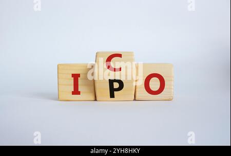 ICO- und IPO-Symbol. Holzwürfel mit den Worten ICO - Initial Coins Offering und IPO - Initial Public Offering. Schöner weißer Hintergrund. Business Conep Stockfoto